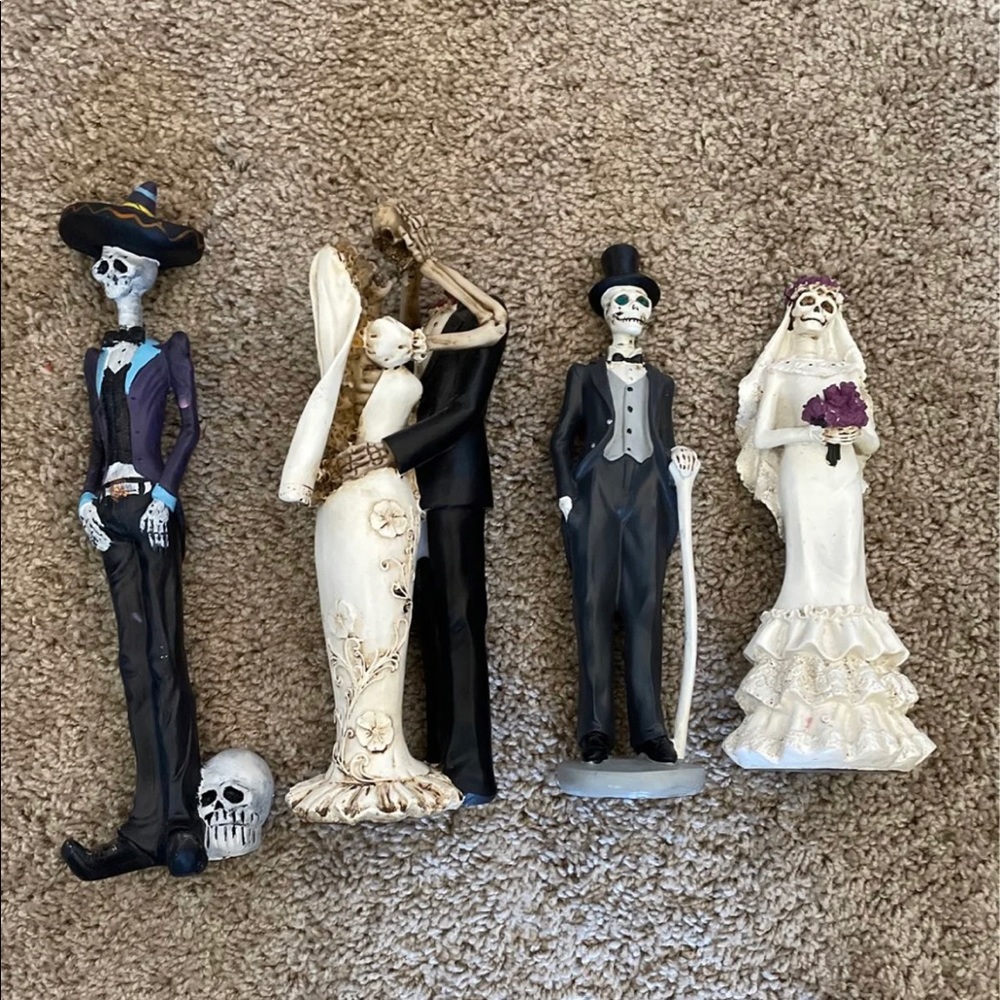 Skull figures/decor